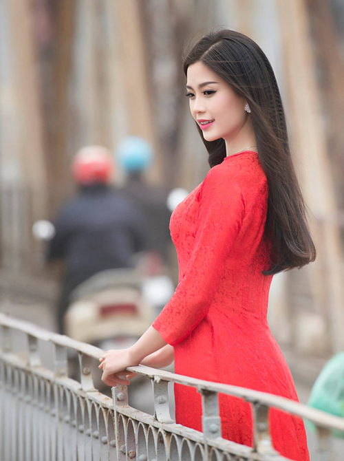 Á hậu Diễm Trang khoe sắc trên cầu Long Biên
