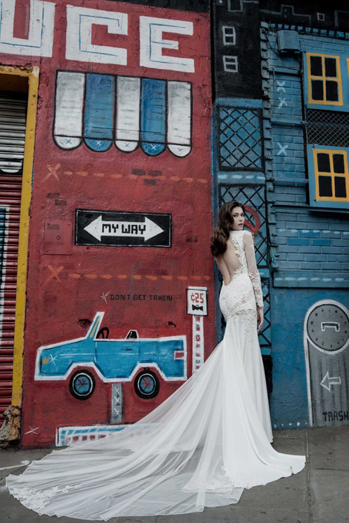 Cô dâu gợi cảm với váy cưới của Pnina Tornai
