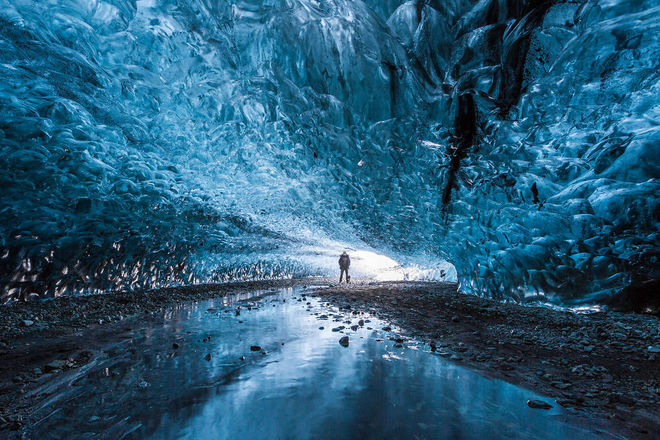 Choáng ngợp trước vẻ đẹp lộng lẫy trong động băng Iceland