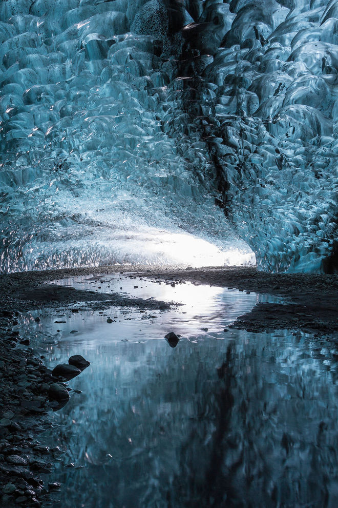 Choáng ngợp trước vẻ đẹp lộng lẫy trong động băng Iceland