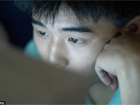 Nam sinh Trung Quốc chặt tay để cai nghiện internet