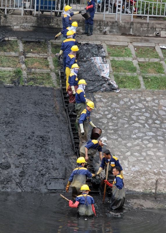 Công nhân lội bùn làm sạch ‘sông chết’ ở Hà Nội