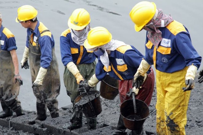 Công nhân lội bùn làm sạch ‘sông chết’ ở Hà Nội