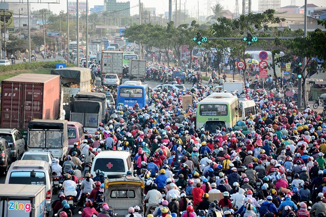 Người dân TP HCM ùn ùn về quê, giao thông kẹt cứng
