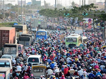 Người dân TP HCM ùn ùn về quê, giao thông kẹt cứng