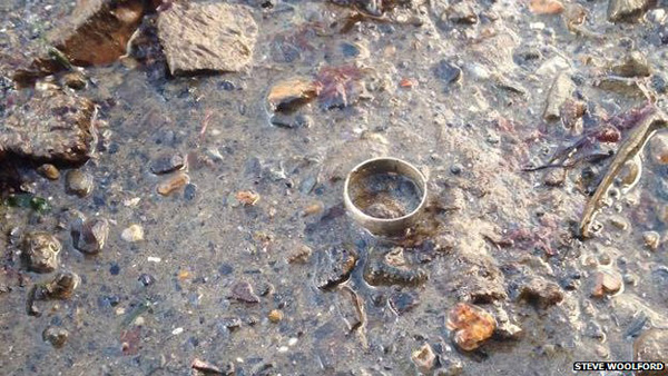 Tìm thấy nhẫn cưới sau 6 năm đánh rơi ven biển