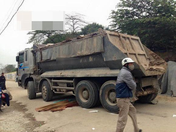 Hà Nội: Bị xe tải kéo lê cả chục mét, cô gái trẻ chết thảm