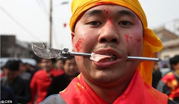 Dùng thanh kim loại đâm xuyên má trong lễ hội đặc biệt ở Trung Quốc