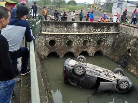 Audi Q7 lật ngửa dưới mương nước hôi thối