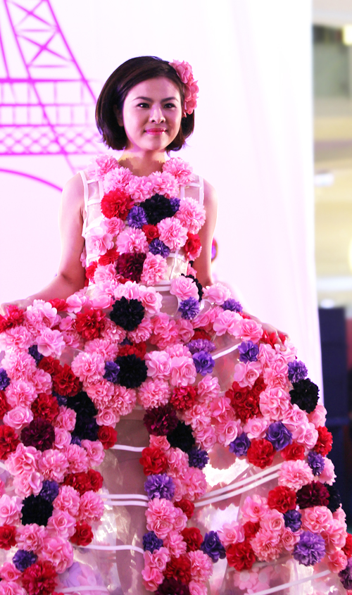 Trúc Diễm, Vân Trang catwalk dưới tháp hoa cao 8m
