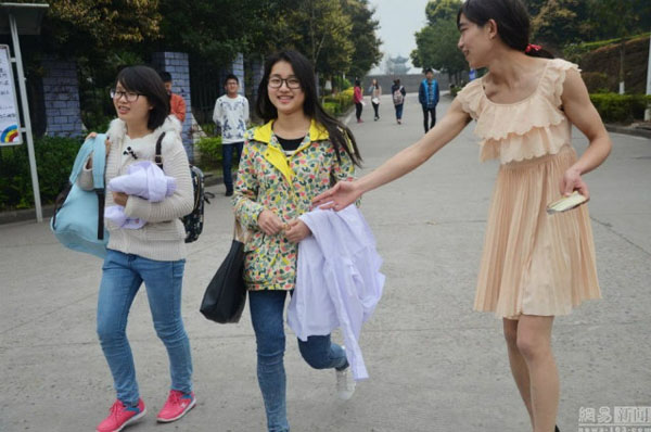 Chàng sinh viên kiếm bộn nhờ mặc váy bán băng vệ sinh