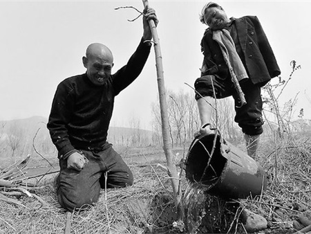 2 cụ già khuyết tật Trung Quốc trồng hơn 10.000 cây ròng rã suốt 10 năm