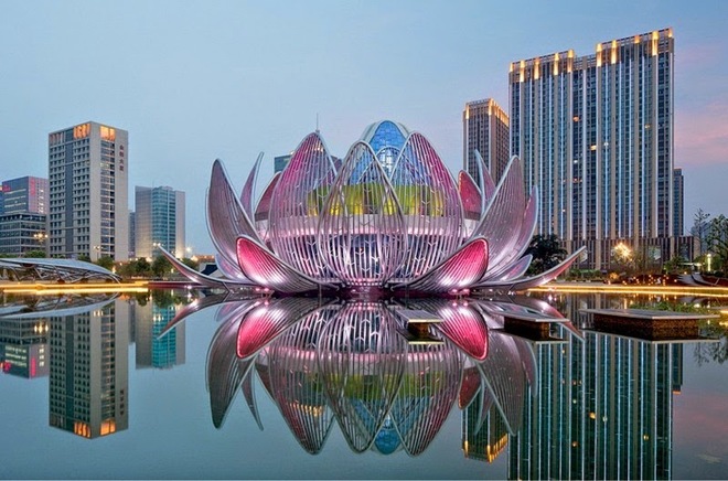 Choáng ngợp với vẻ đẹp siêu ảo của tòa nhà hình hoa sen