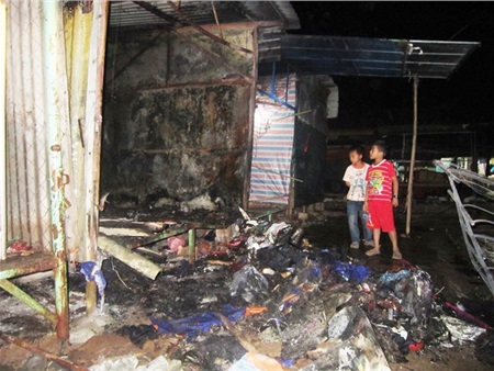 Cháy chợ Phong Nha, tiểu thương tán loạn dọn hàng 'chạy lửa'