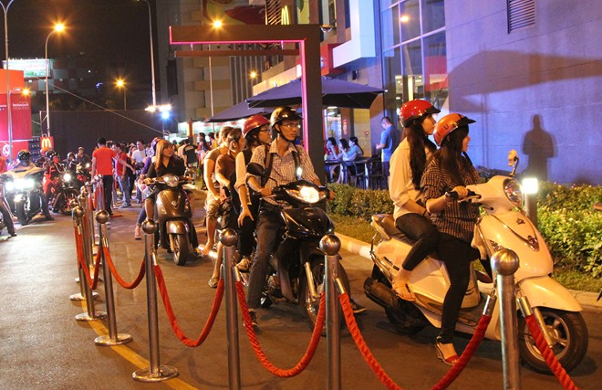 Hàng nghìn người xếp hàng chờ nhận đồ ăn miễn phí ở Sài Gòn