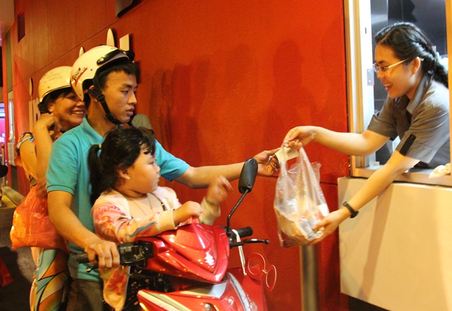 Hàng nghìn người xếp hàng chờ nhận đồ ăn miễn phí ở Sài Gòn