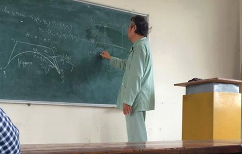 Thầy giáo mặc đồ bệnh đứng lớp khiến sinh viên Bách khoa rơi nước mắt