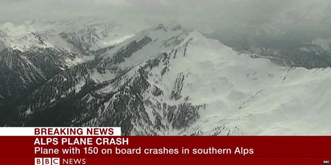 Tuyết rơi dày đặc, cứu hộ khó tiếp cận máy bay rơi tại Pháp