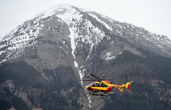 Tuyết rơi dày đặc, cứu hộ khó tiếp cận máy bay rơi tại Pháp