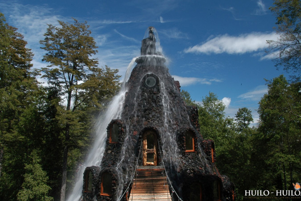 Khách sạn mini hình núi lửa có thác nước đẹp như cổ tích