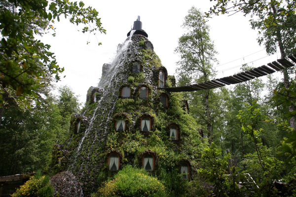 Khách sạn mini hình núi lửa có thác nước đẹp như cổ tích