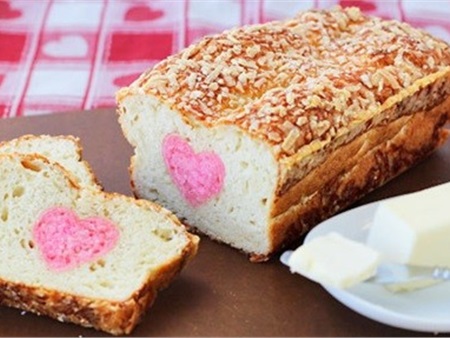 Ngạc nhiên với bánh mì phô mai ẩn giấu thông điệp ngọt ngào