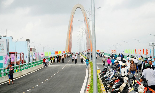 Người dân Đà Nẵng kéo đến ngắm cầu vượt 1.800 tỷ đồng