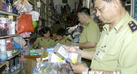 Thu giữ hàng trăm ngàn đồ mỹ phẩm giả tại cửa hàng Xuân Thủy    
