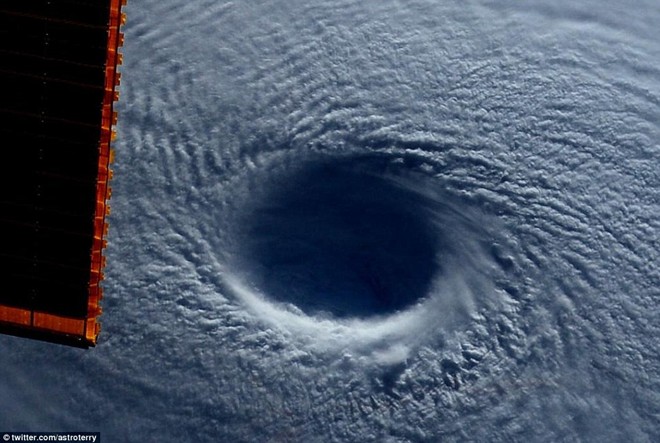 Mắt siêu bão sắp đổ bộ Philippines giống hố đen vũ trụ