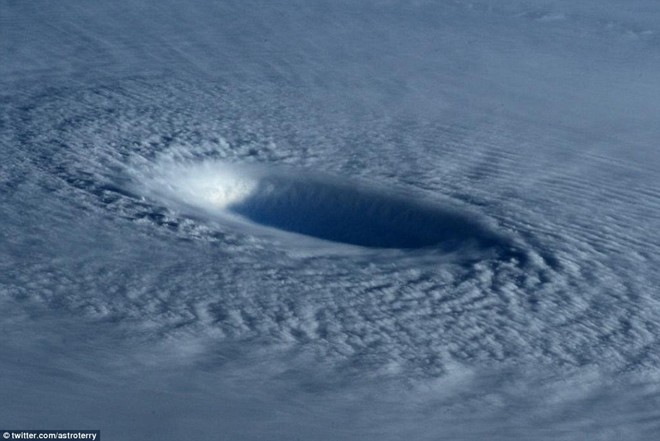 Mắt siêu bão sắp đổ bộ Philippines giống hố đen vũ trụ