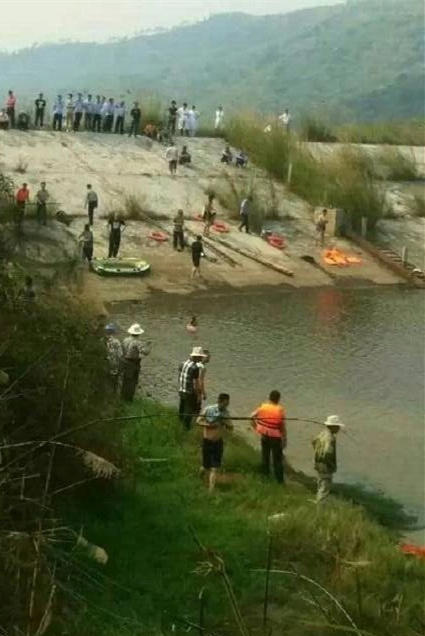 Em bé ngã xuống hồ, 6 người thân nhảy xuống cứu nhưng đều thiệt mạng