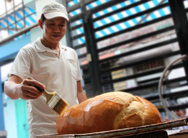 Bánh mì nặng gần 2 kg giá 70.000 đồng ở Sài Gòn