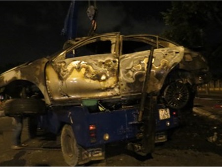 Tự gây tai nạn, người đàn ông trong xe Camry chết cháy không thể nhận dạng