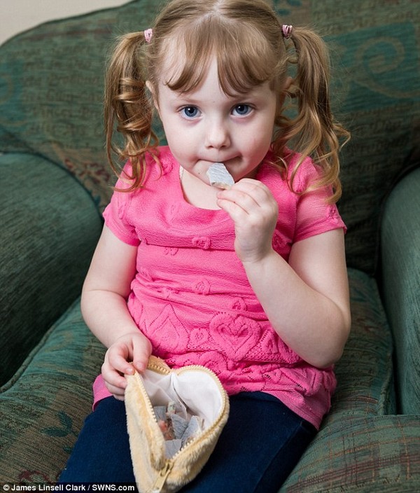 Cô bé 4 tuổi nghiện ăn đồ vật các loại từ thảm cho tới xi măng