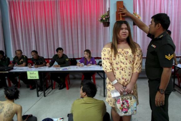 Người chuyển giới Thái Lan 'nô nức' đi tuyển nghĩa vụ quân sự    