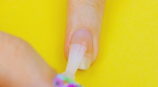 Họa tiết hoa nữ tính trên nail xinh mùa hè