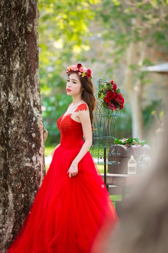 Elly Trần tung 'ảnh cưới' chuẩn bị lên xe hoa?