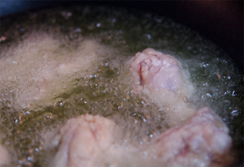 Mút chùn chụt từng ngón tay khi chén gà sốt BBQ Hàn Quốc
