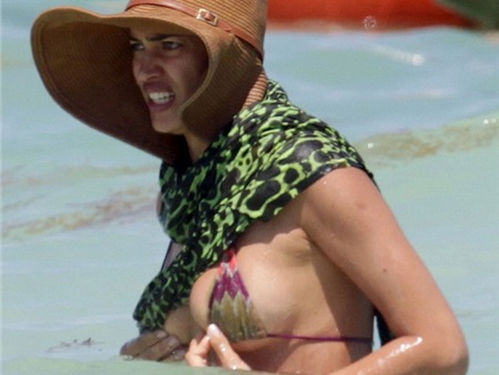 Irina Shayk chật vật sửa bikini bé tí xíu giữa biển