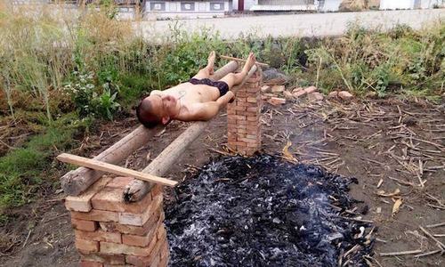 Người đàn ông tự 'nướng' mình trên lửa để chữa ung thư