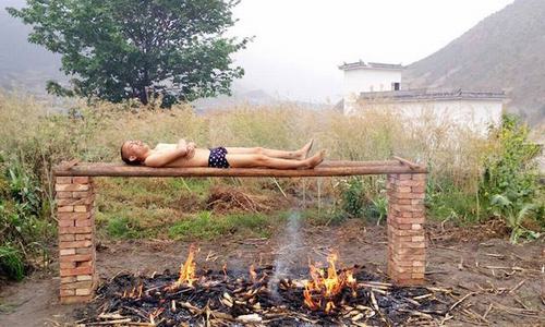 Người đàn ông tự 'nướng' mình trên lửa để chữa ung thư