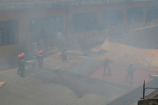 Hà Nội: Kho giấy cháy lớn, cây xăng vội vàng đóng cửa
