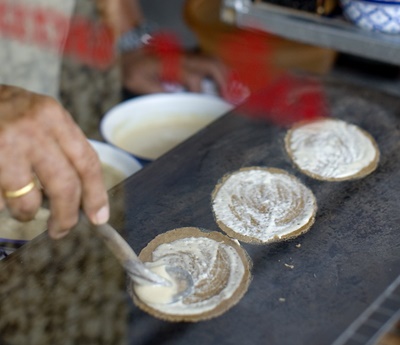 "Bánh xèo" nhân xoài cực ngon của Thái Lan: Khanom Bueang