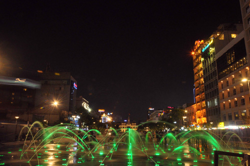 Bữa tiệc” sắc màu tại phố đi bộ hiện đại nhất Việt Nam
