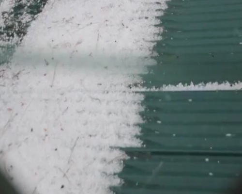 Mưa đá đóng thành tảng băng trên mái nhà Đà Lạt