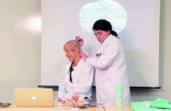 Giảng viên nữ tự cạo trọc đầu mình để dạy học