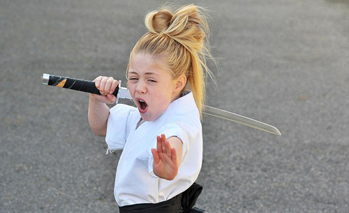 Cô bé 9 tuổi múa kiếm, nhào lộn gây sốt