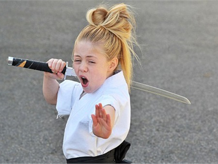 Cô bé 9 tuổi múa kiếm, nhào lộn gây sốt