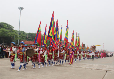 Chủ tịch nước cùng nhân dân dâng hương tưởng nhớ các Vua Hùng