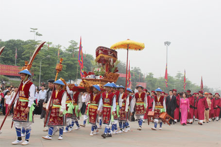 Chủ tịch nước cùng nhân dân dâng hương tưởng nhớ các Vua Hùng